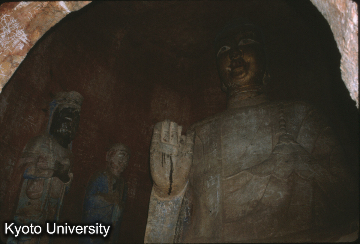 79-18_長清 霊岩寺 方山証盟龕 主仏釈迦如来坐像 高5m 左右二菩薩、二羅漢.北魏ころ (1)