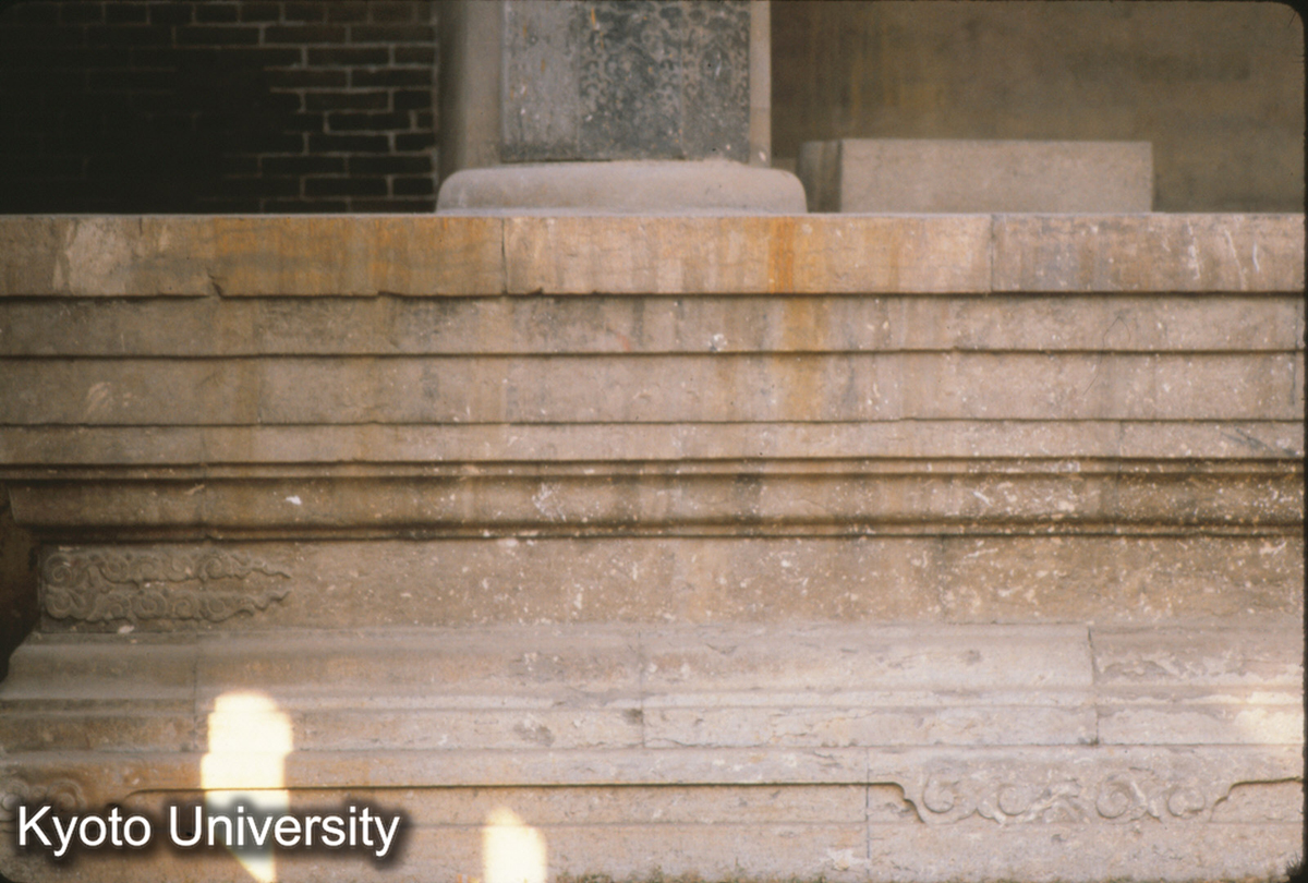 80-30_曲阜 孔廟 大成門 台基 清以前のものらしい (1)