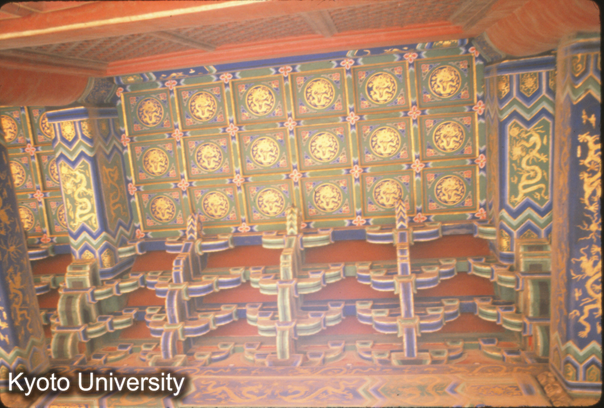 82-16_曲阜 孔廟大成殿 前廊平棋天花 (1)