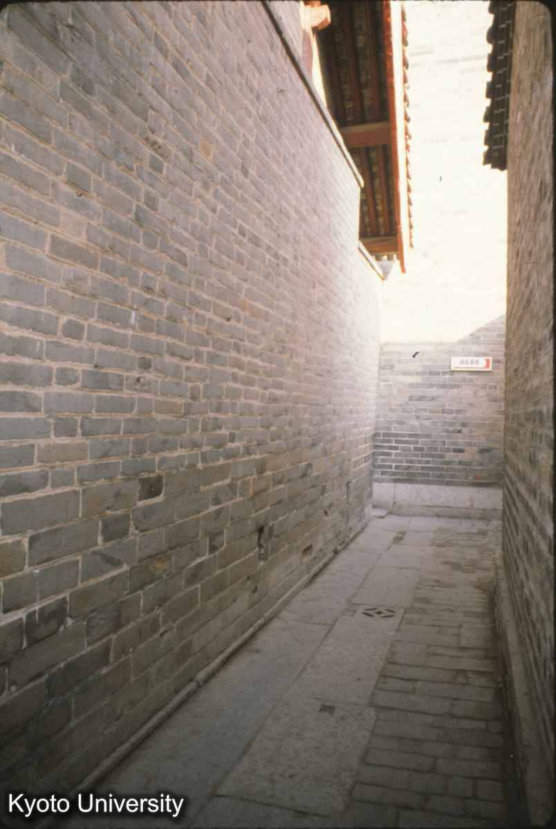 82-33_曲阜 孔府前上房 東側通路 (1)