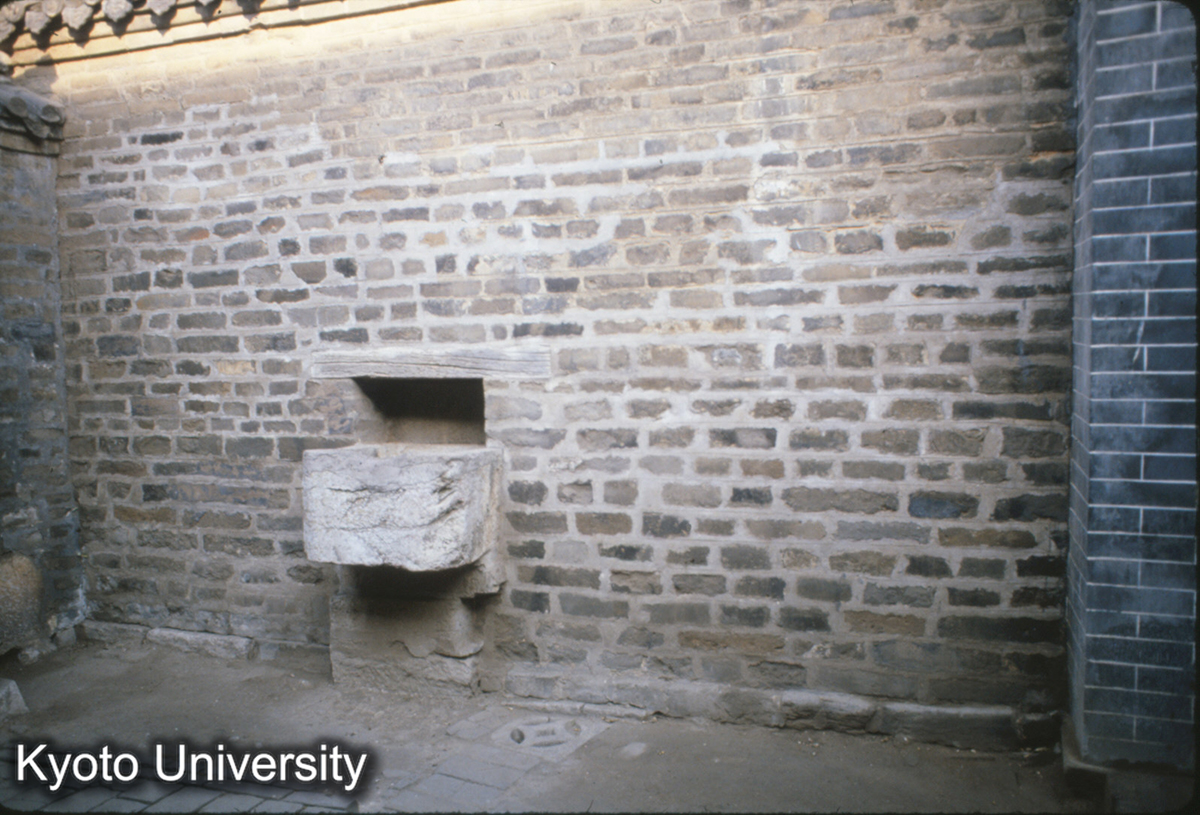 83-3_曲阜 孔府内宅門 西脇の水うけ (1)