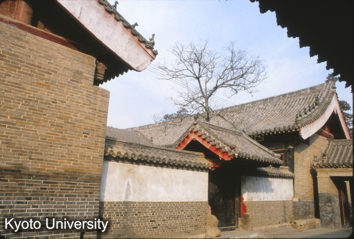 83-5_曲阜 孔府大堂（大庁）・二堂（後庁）の工字殿 外観 (1)