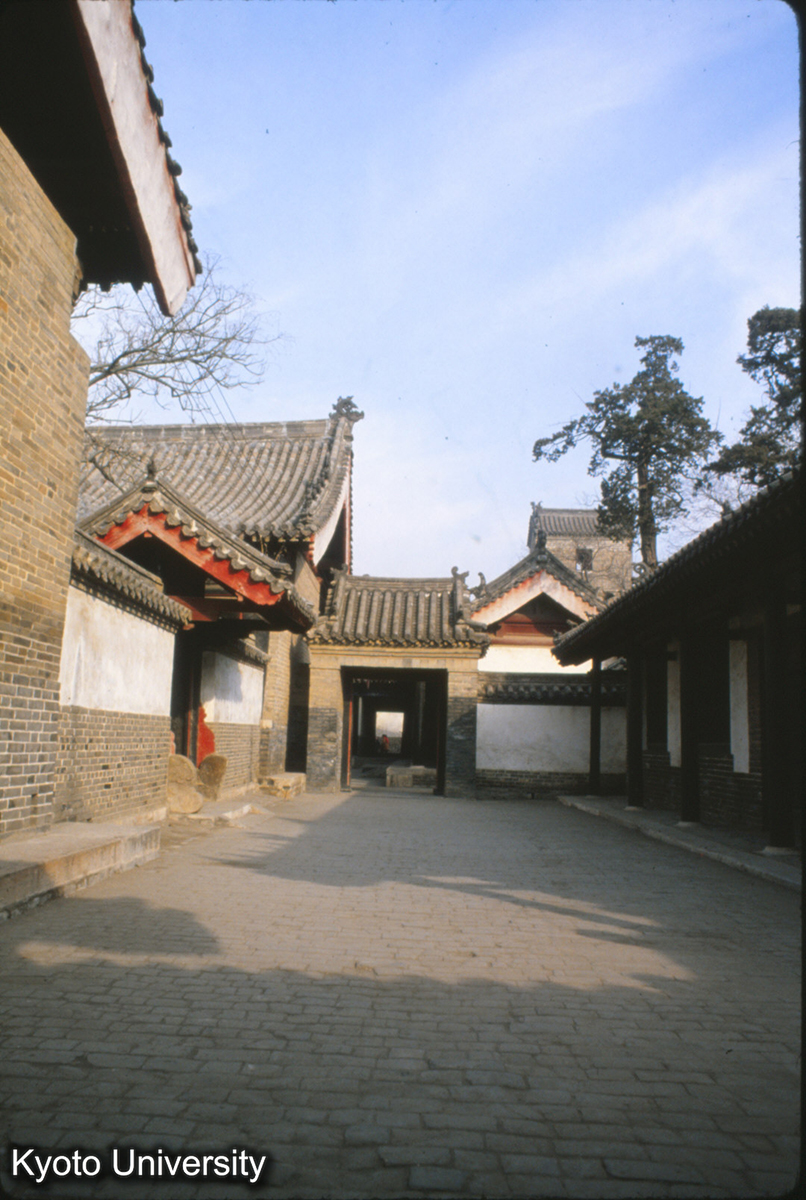 83-6_曲阜 孔府工字殿 東側の通路 (1)