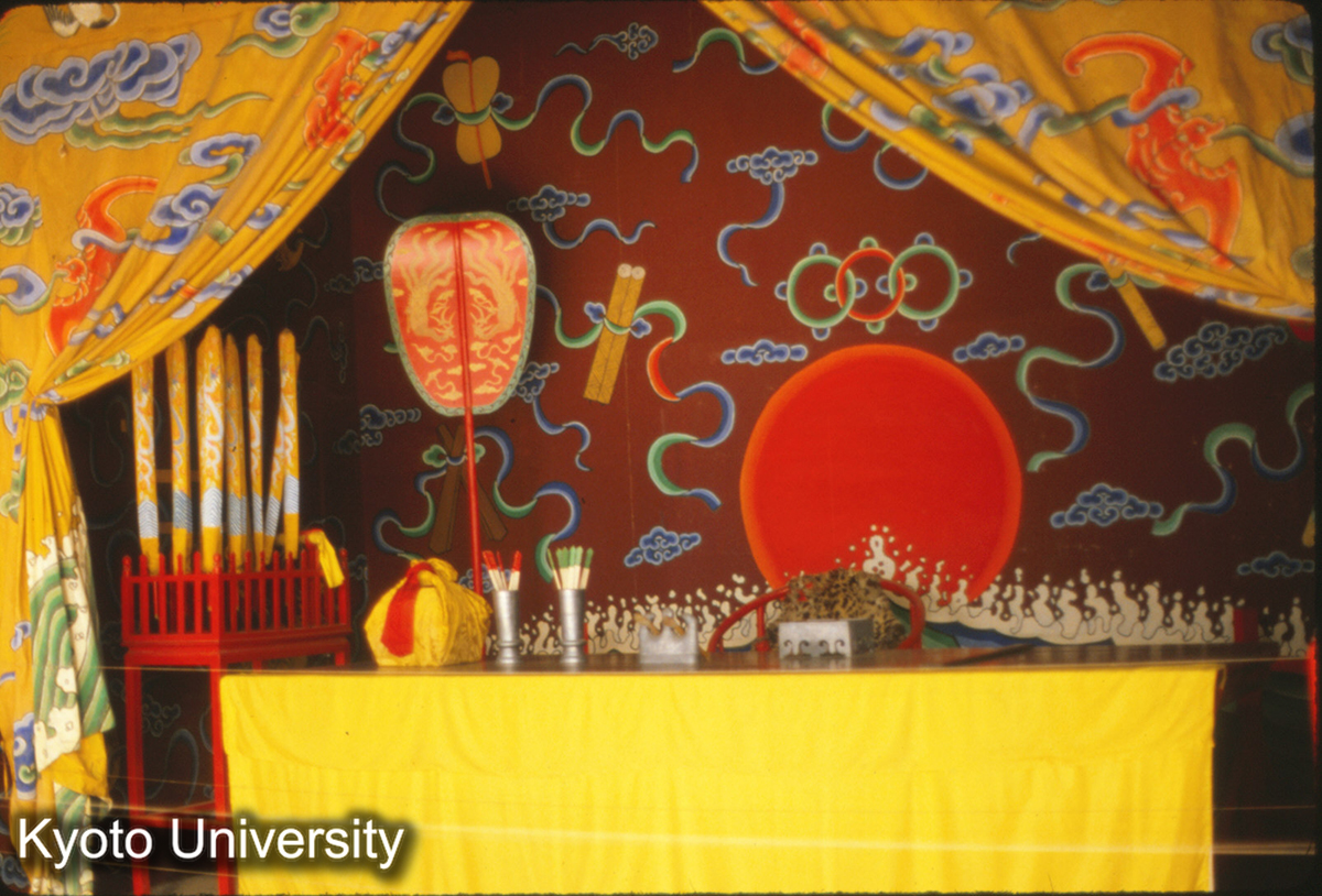 83-9_曲阜 孔府大堂（大庁）内部 “八宝暖閣”公府大邸、令旗、令箭、紅簽、緑簽、戒尺、驚堂木 (1)