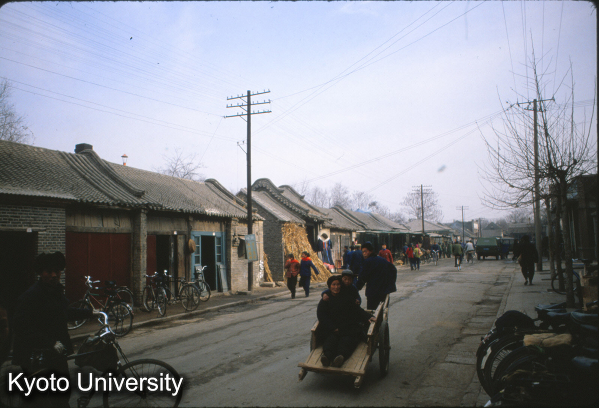 83-20_曲阜 東城門外の家並 (1)