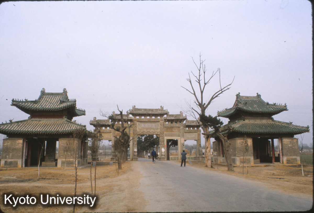 83-23_曲阜 孔林神道“万古長春牌坊” と東（万暦22）西（万暦23）碑亭 (1)