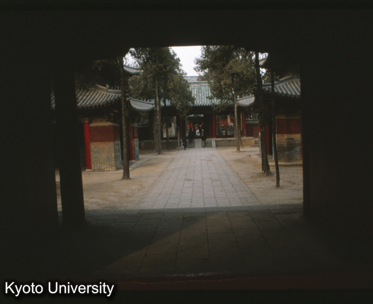 84-19_曲阜 顔廟 帰仁門より内を見る_81 (1)