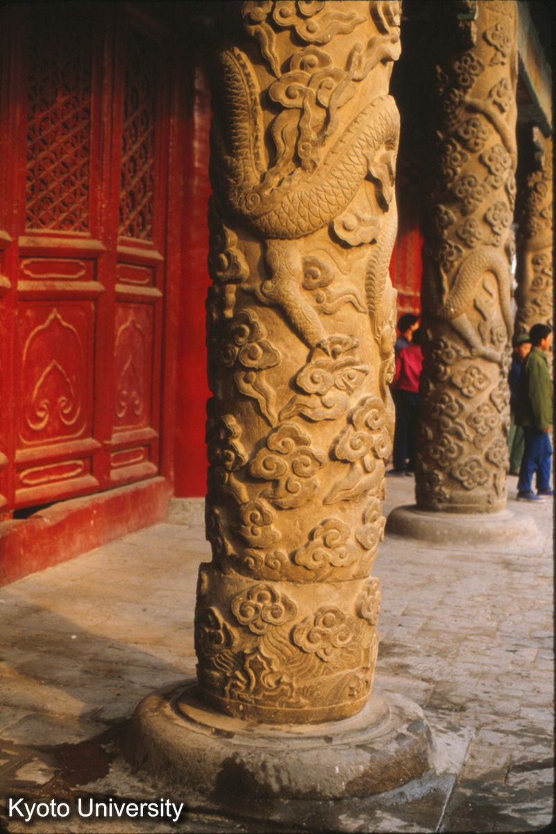 84-25_曲阜 顔廟復聖殿 前廊石柱 (1)