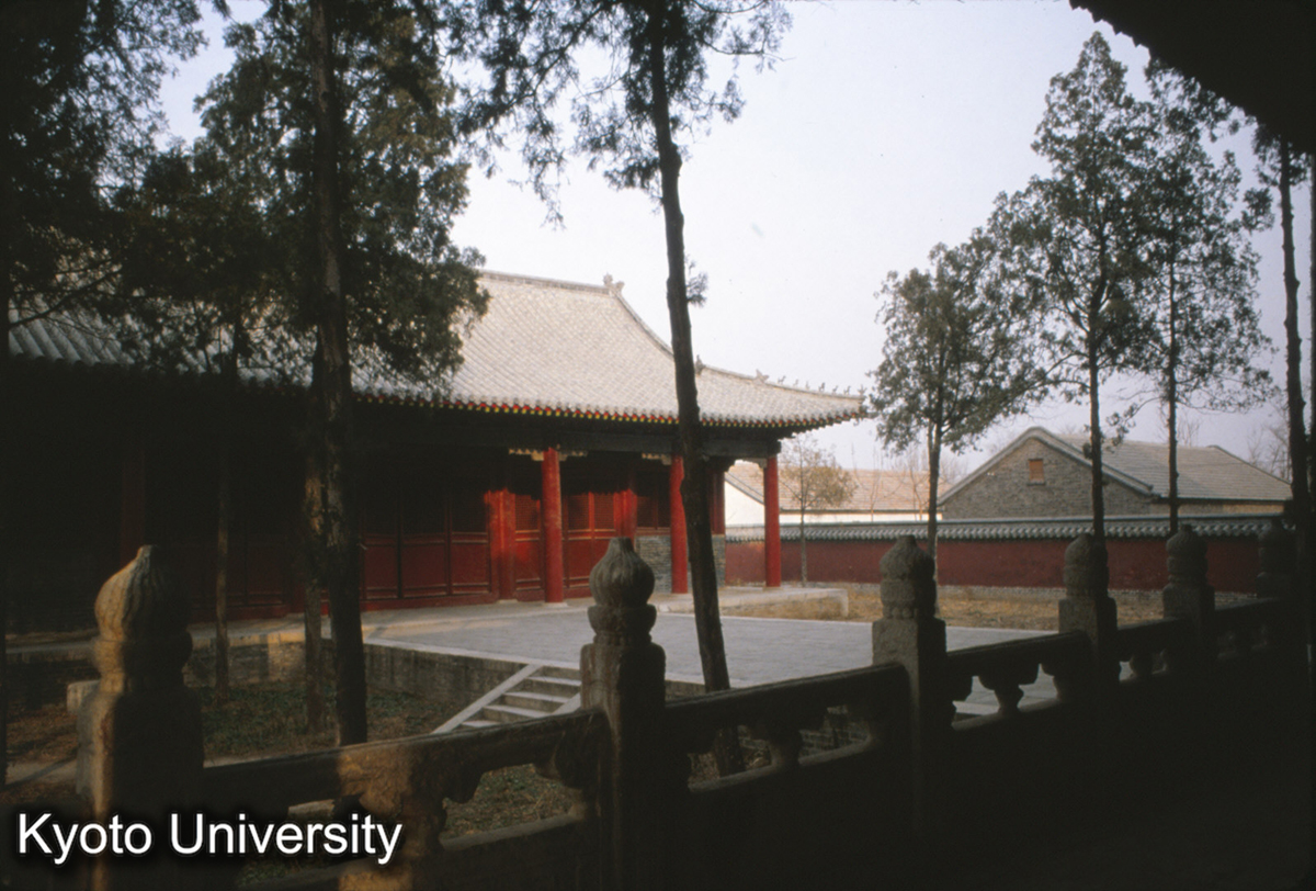 84-27_曲阜 顔廟寝殿 （復聖殿背面より） “唐” “登塗”之遺制_81 (1)