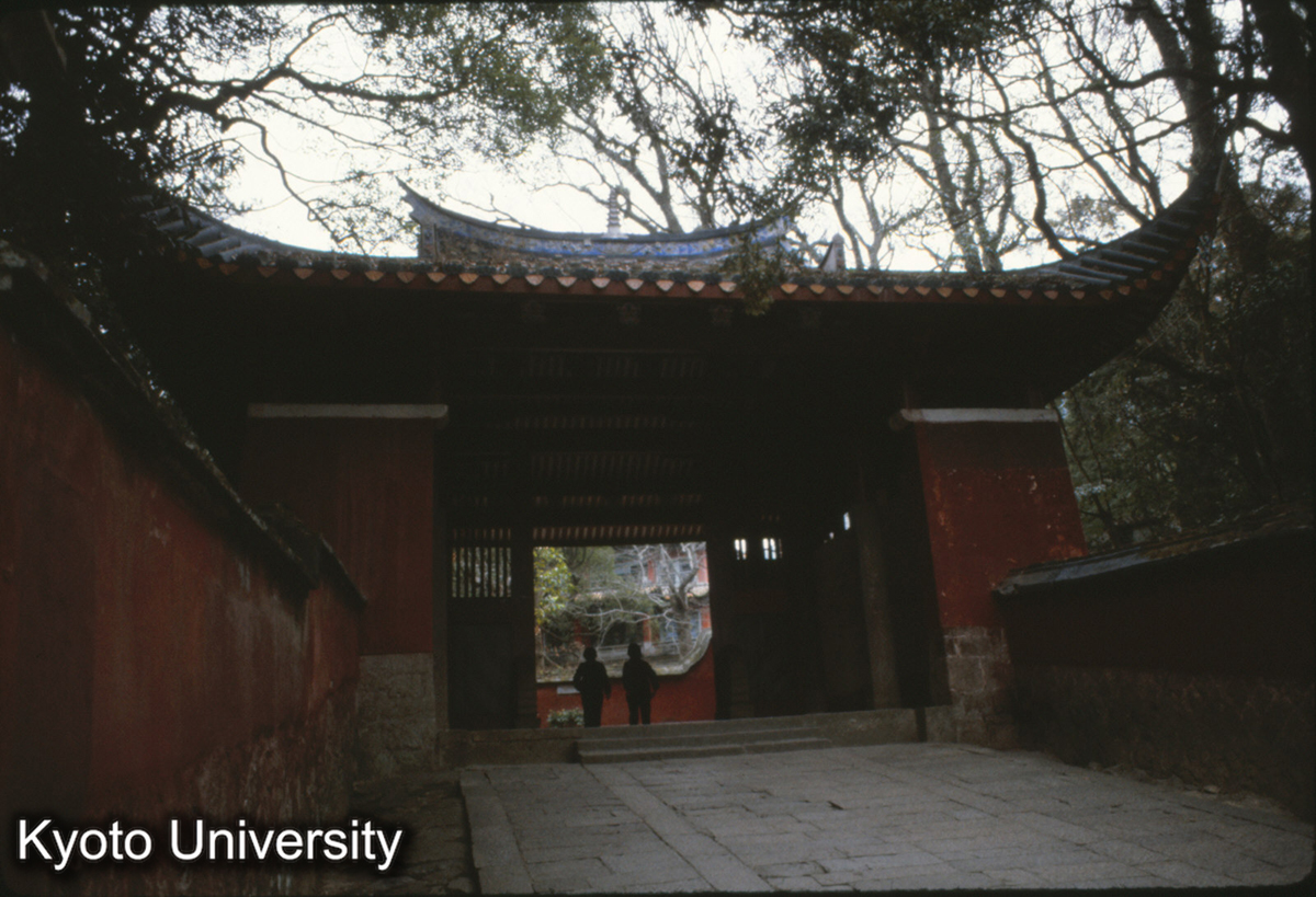 85-1_福州 鼓山第一門（湧泉寺） 唐建中4開創、宋真宗勅額 (1)