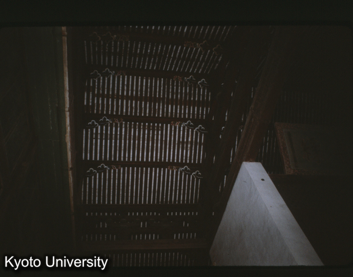 85-16_鼓山湧泉寺天王殿 内部見上げ (1)