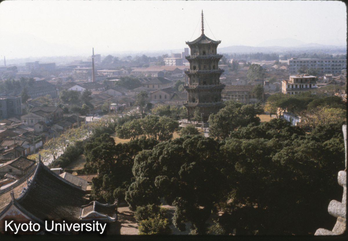 87-27_泉州 開元寺西塔遠景（東塔上より） (1)