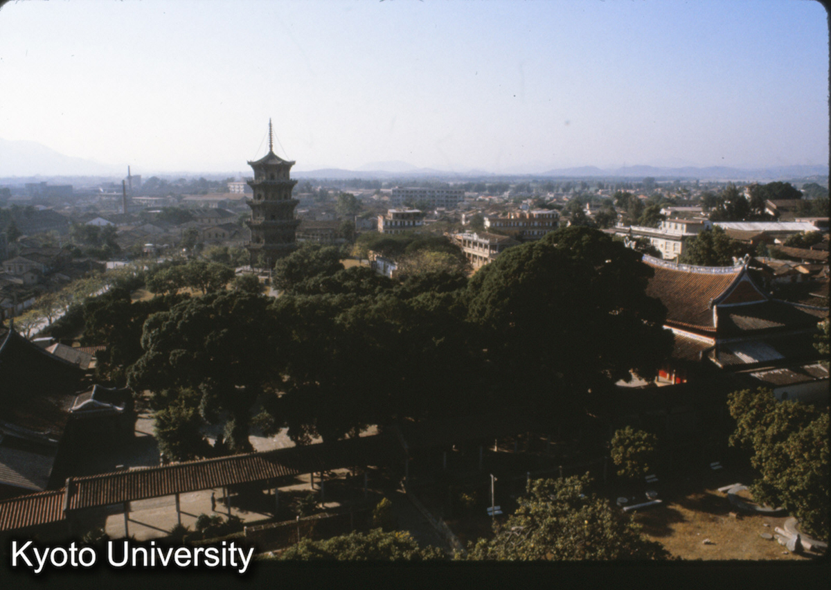 87-28_泉州 開元寺西塔・大雄宝殿（東塔上ヨリ） (1)