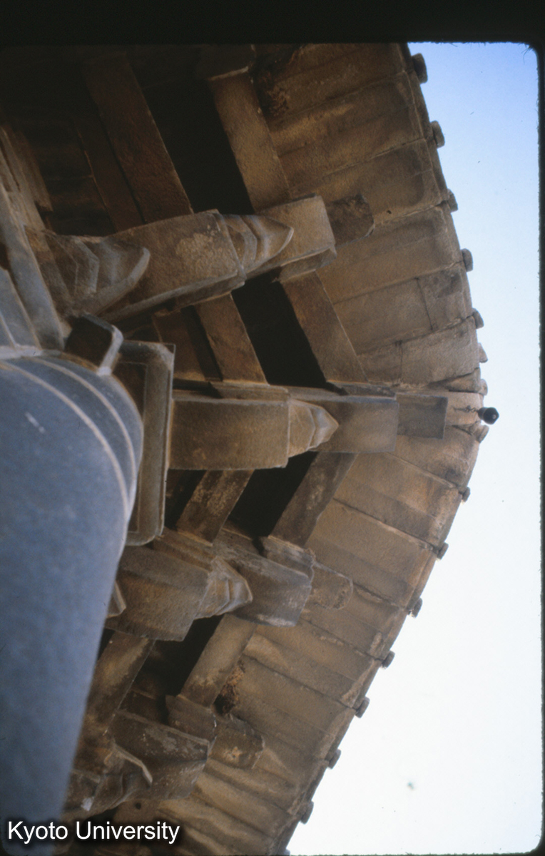 87-29_泉州 開元寺東塔 隅軒見上げ (1)