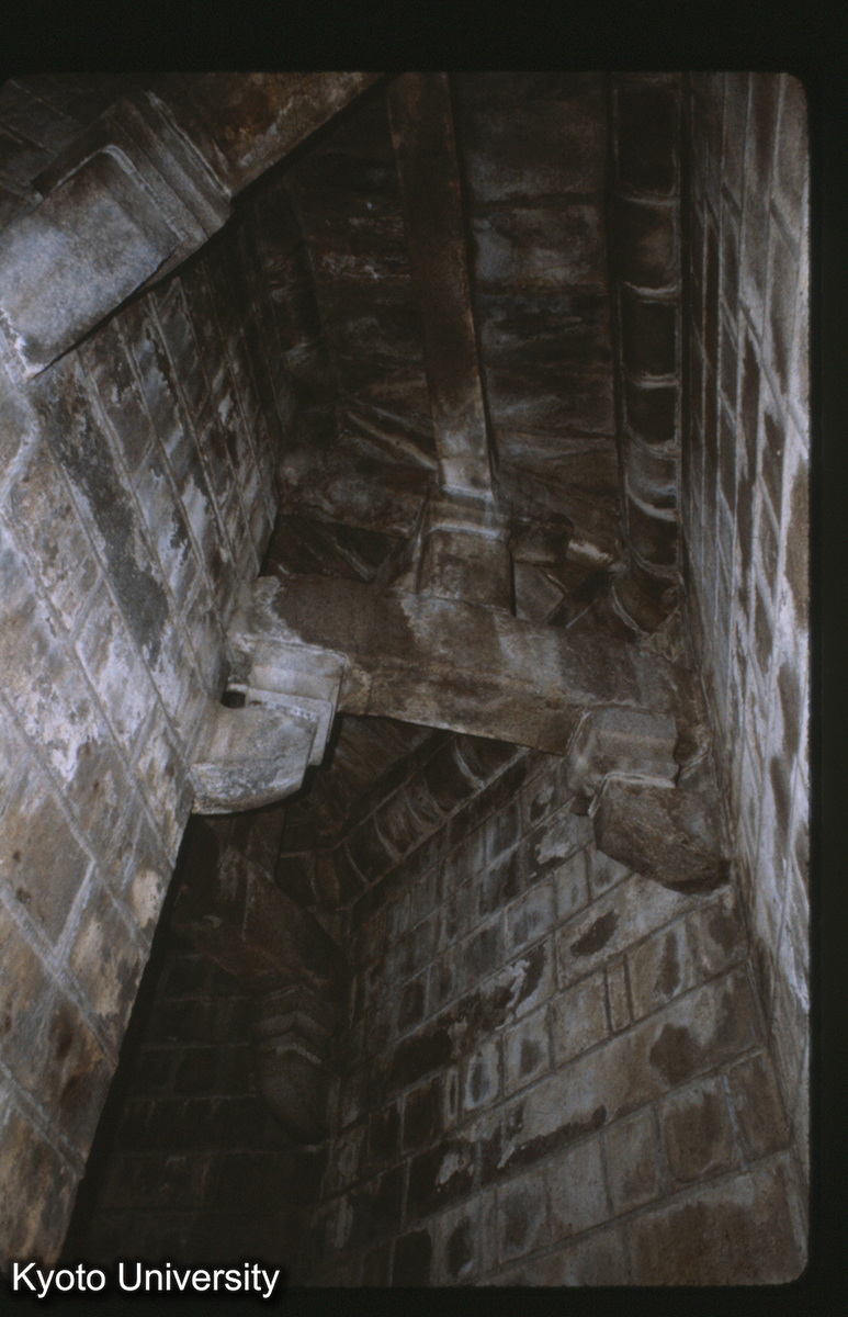 87-30止_泉州 開元寺東塔 内部見上げ (1)