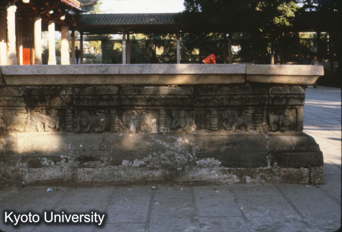 88-25_泉州 開元寺大雄宝殿 月台束腰 バラモン浮彫 (1)