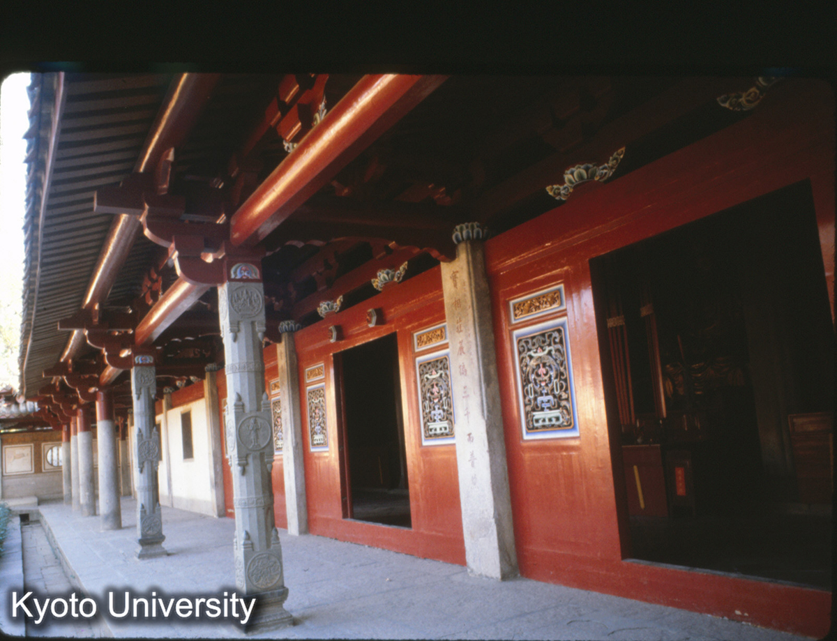 88-29_泉州 開元寺大雄宝殿 後廊 (1)