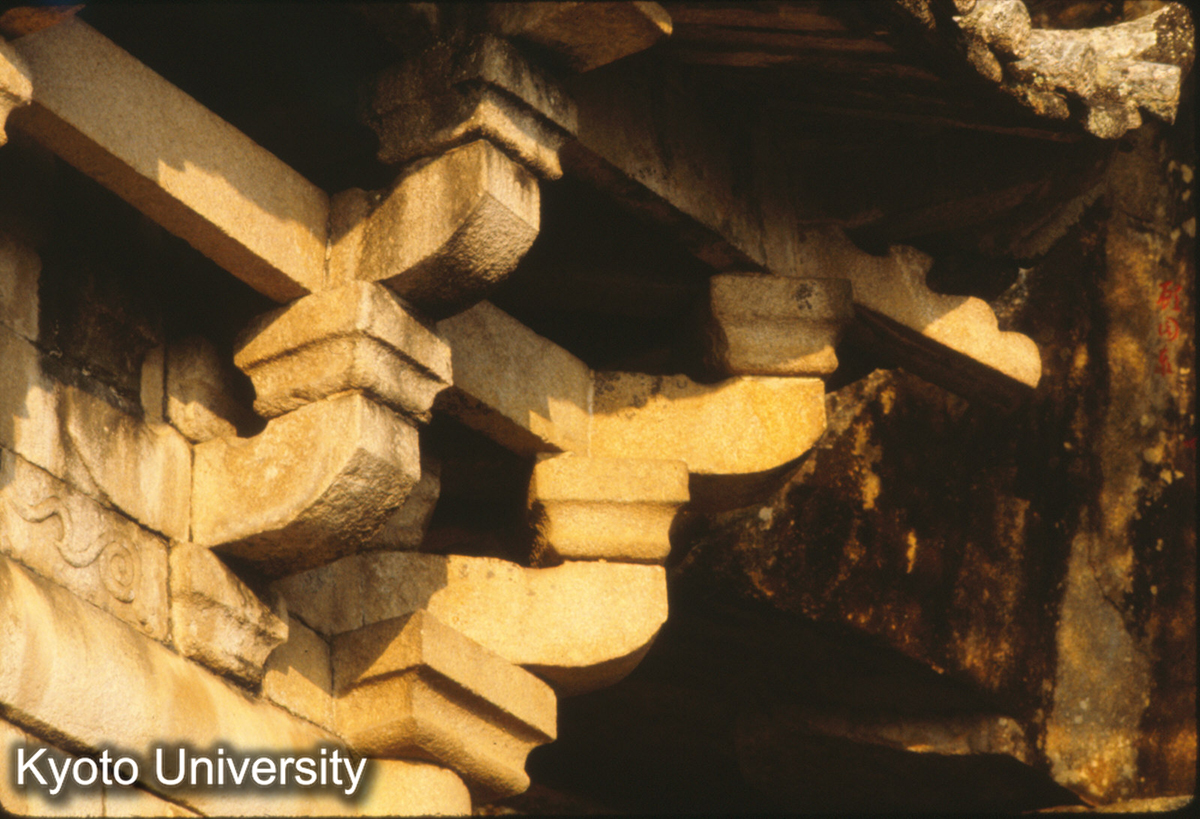 91-20_泉州 清源山 弥陀岩 転角鋪作 (1)