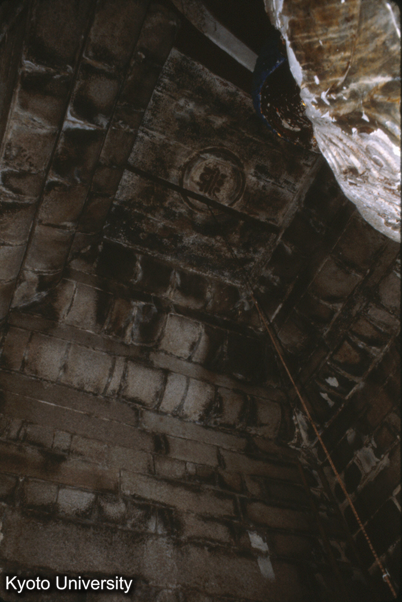 91-32_泉州 清源山 弥陀岩 窟頂 (1)