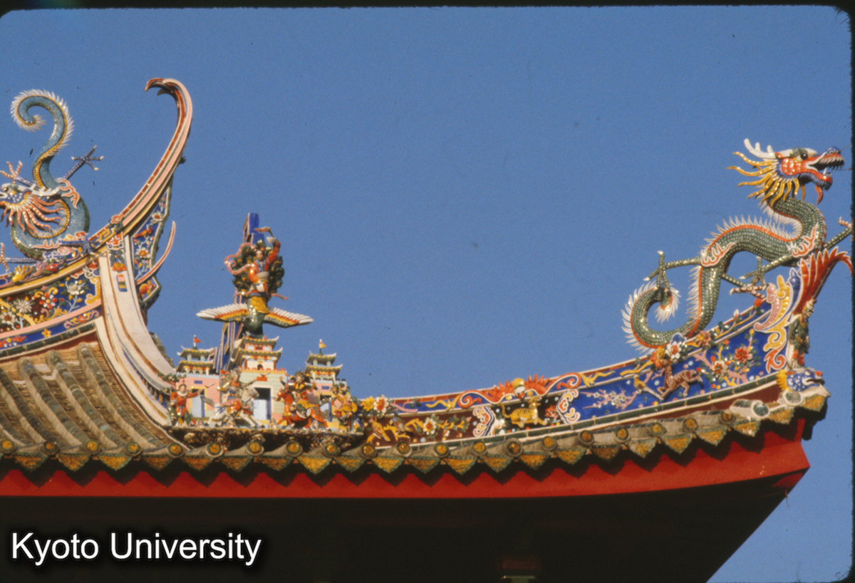 93-15_厦門 南普陀寺大雄宝殿 上層角檐（陶器・ガラス） (1)