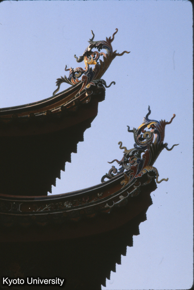 93-17_厦門 南普陀寺大雄宝殿 隅軒の反り (1)