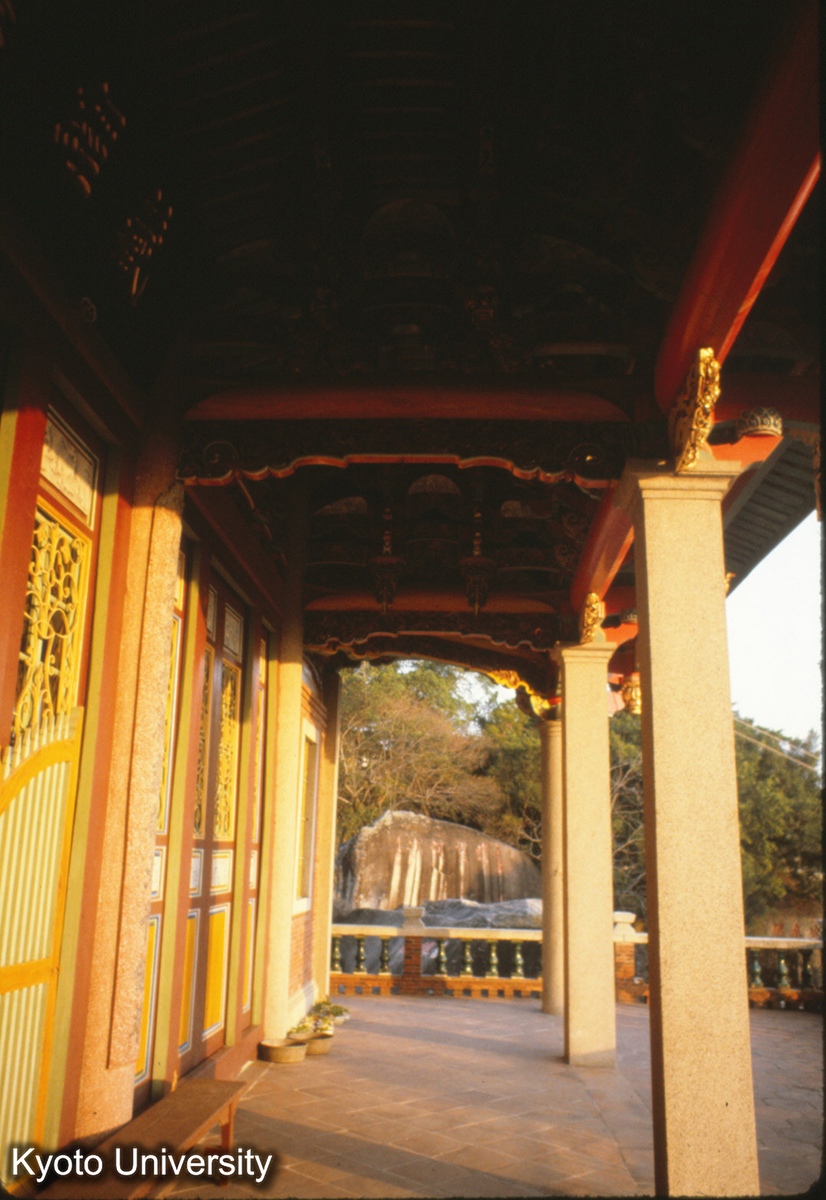 93-20_厦門 南普陀寺大雄宝殿 上層前廊 (1)
