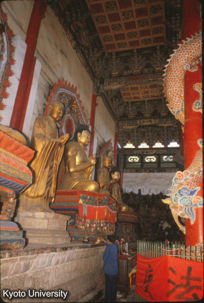 95-16_昆明 円通寺正殿 三尊二弟子（元代） (1)