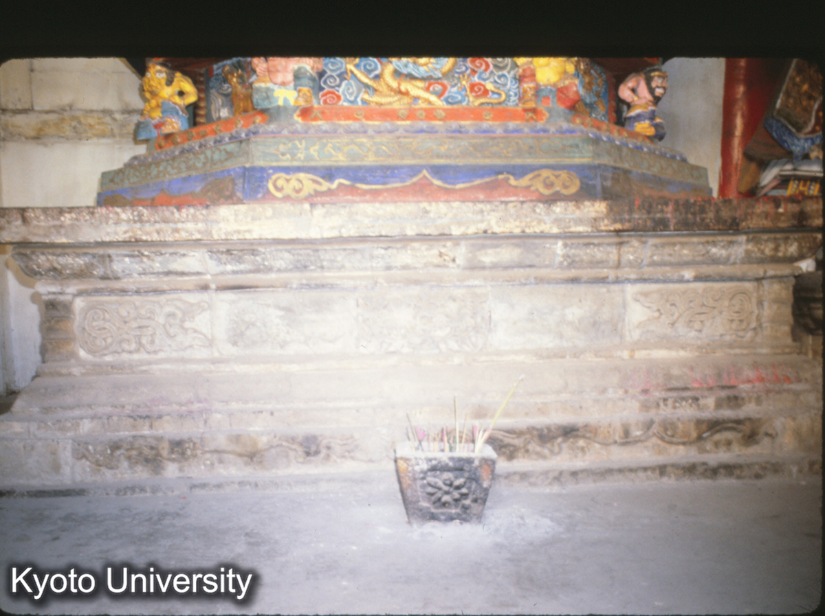 95-20_昆明 円通寺正殿 後面仏（三如来二力士）・須弥坐（明代典型） (1)