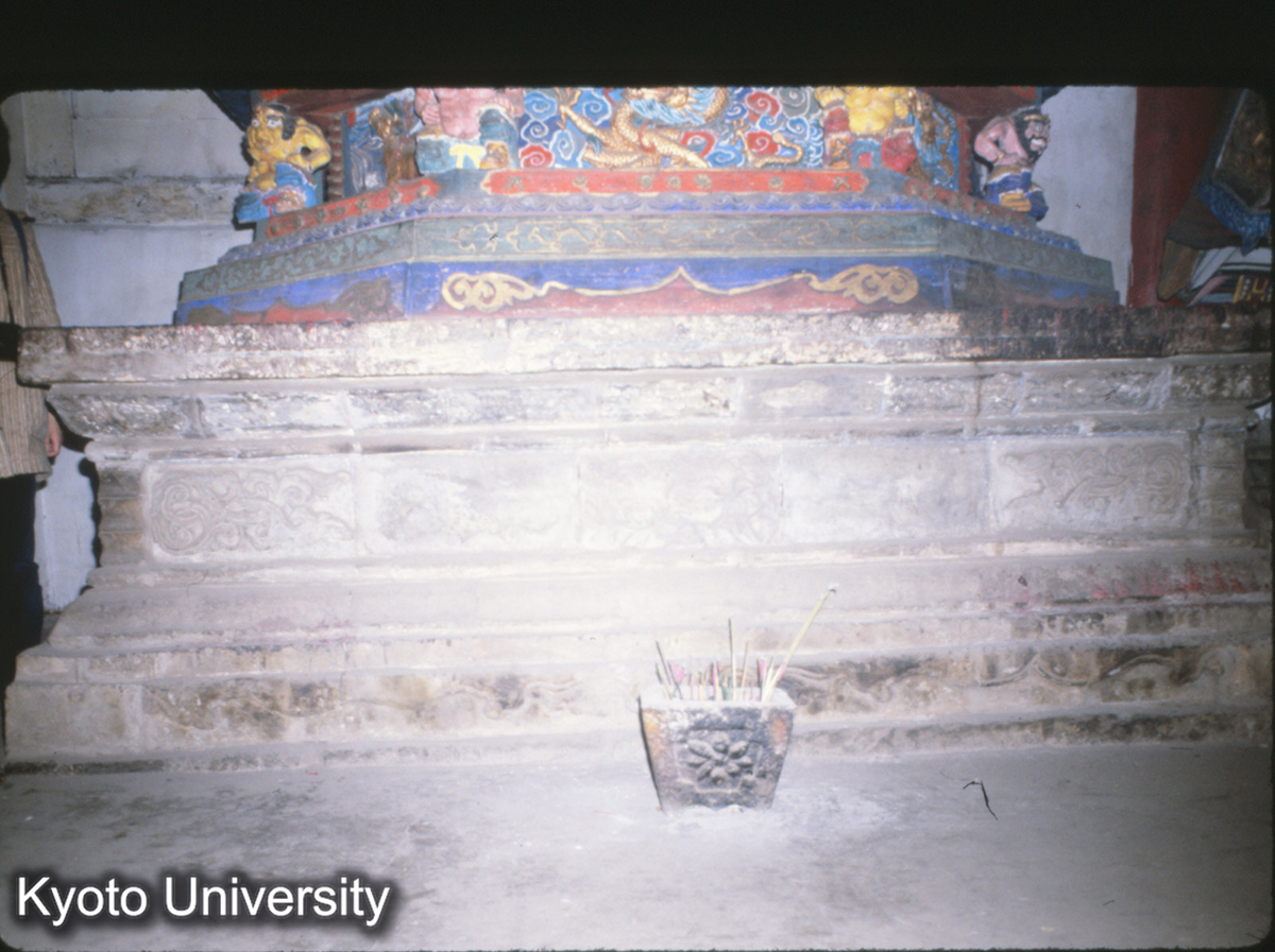 95-21_昆明 円通寺正殿 後面仏（三如来二力士）・須弥坐（明代典型） (1)