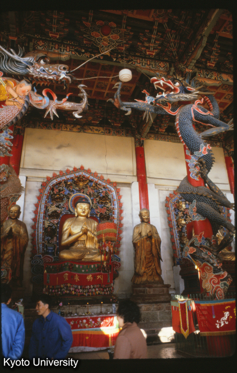 95-28_昆明 円通寺正殿 主仏・龍柱 (1)