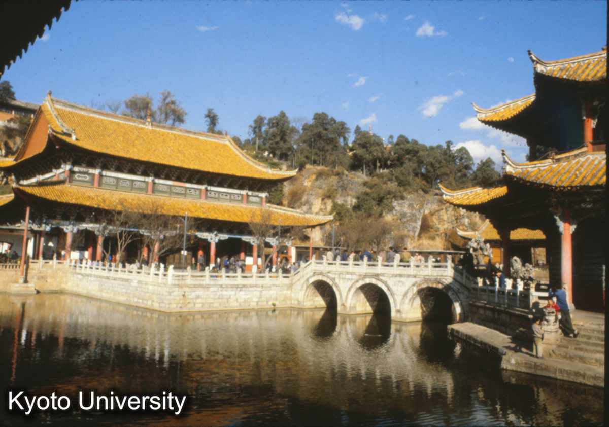 95-32_昆明 円通寺正殿・池・八角亭“池塘院落”罕見_81 (1)