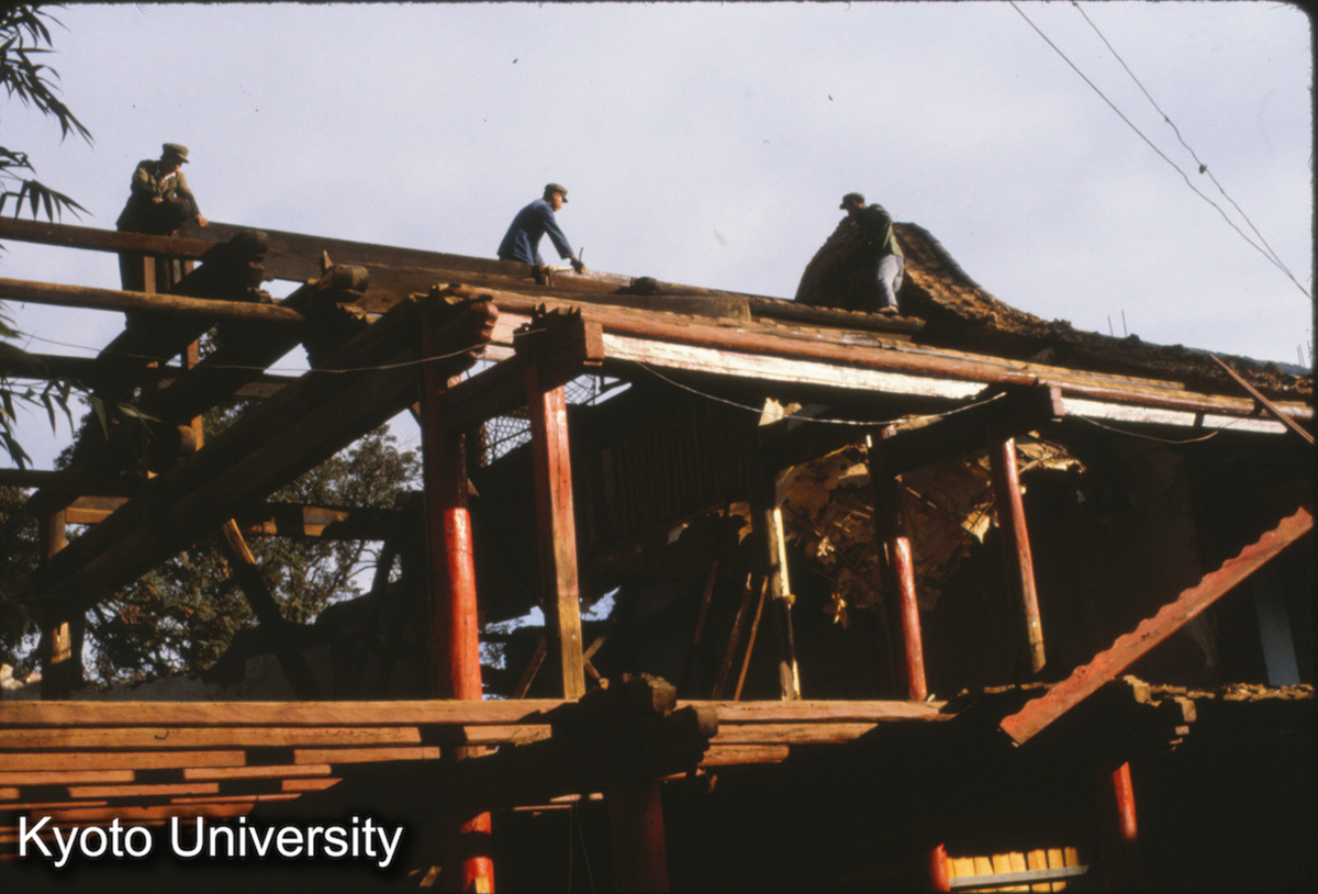 96-10_昆明 笻竹寺 きょうちく 東配房をとり壊し中 (1)