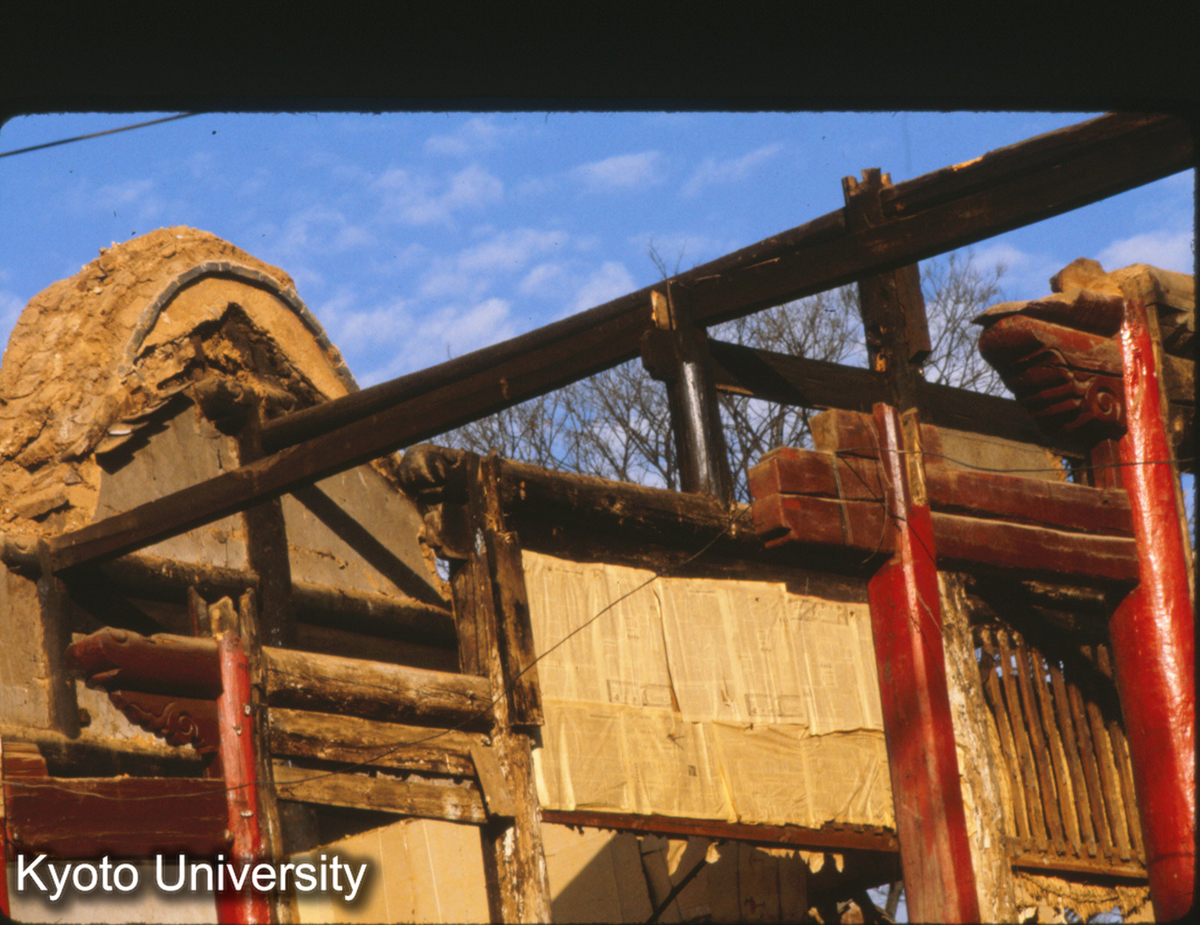 96-13_昆明 笻竹寺 東配房をとりこわし中（かべ梁架） (1)