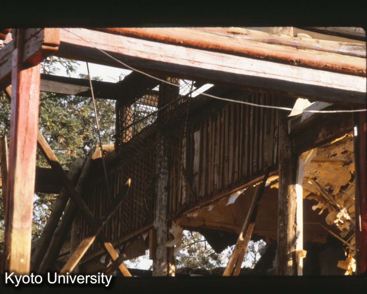 96-15_昆明 笻竹寺 東配房を取りこわし中 (1)
