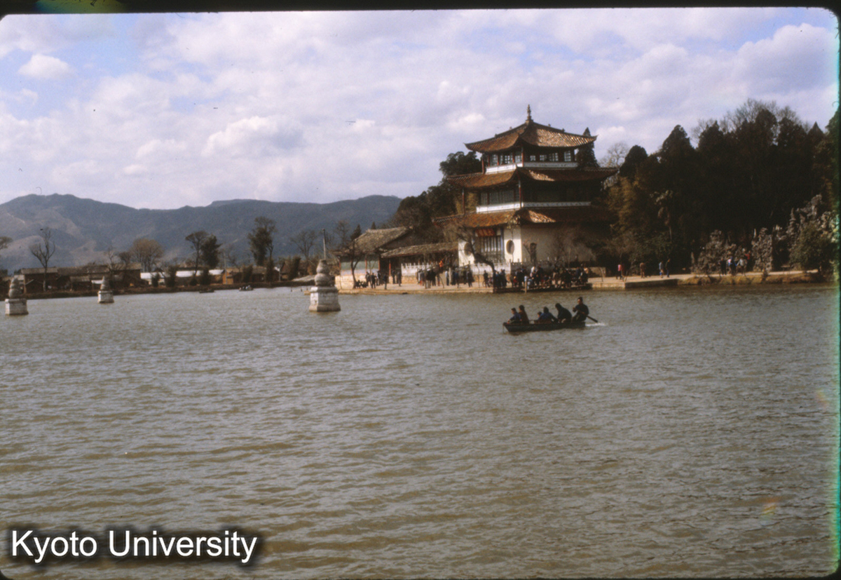 96-38止_昆明 大観楼遠景（滇池北岸に立つ） (1)