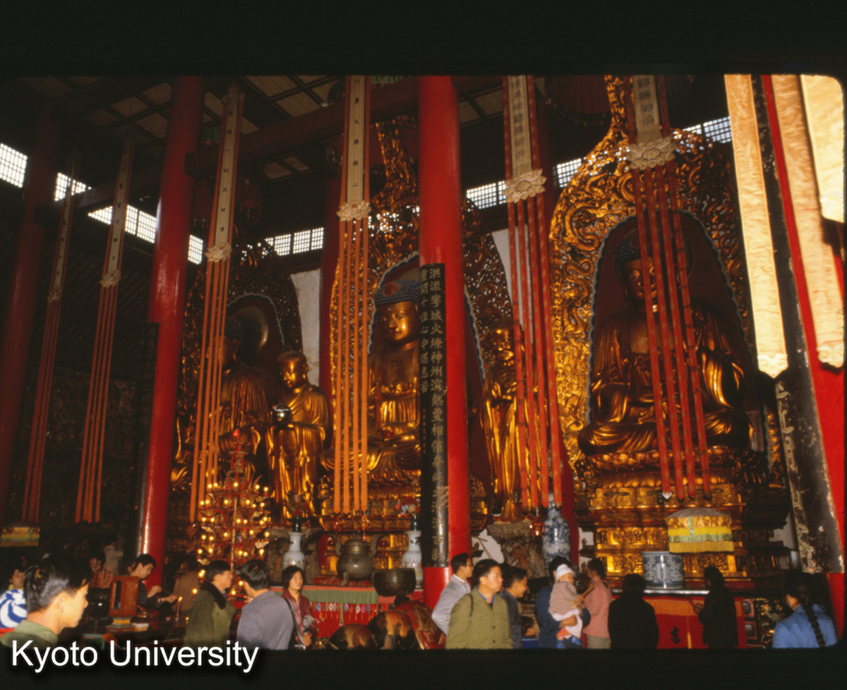 97-8_昆明 華亭寺大雄宝殿 主仏釈迦三尊 (1)