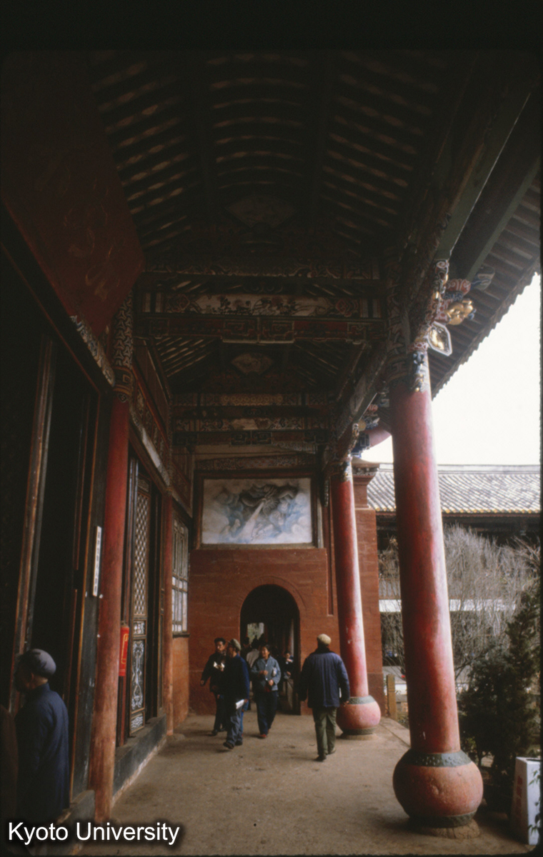 97-25_昆明 西山太華寺大雄宝殿 前廊・巻棚 (1)
