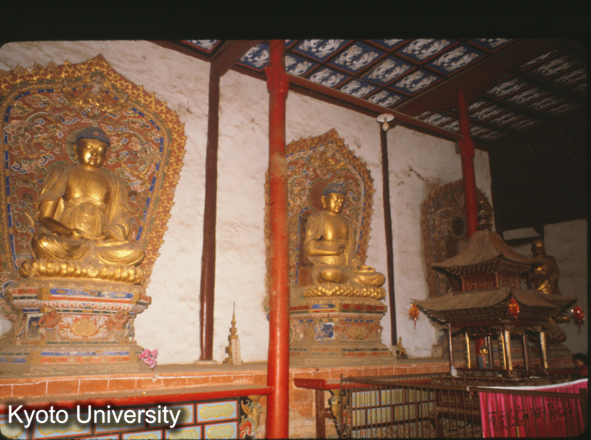 97-26_昆明 西山太華寺大雄宝殿 内部 釈迦三尊・二弟子 (1)