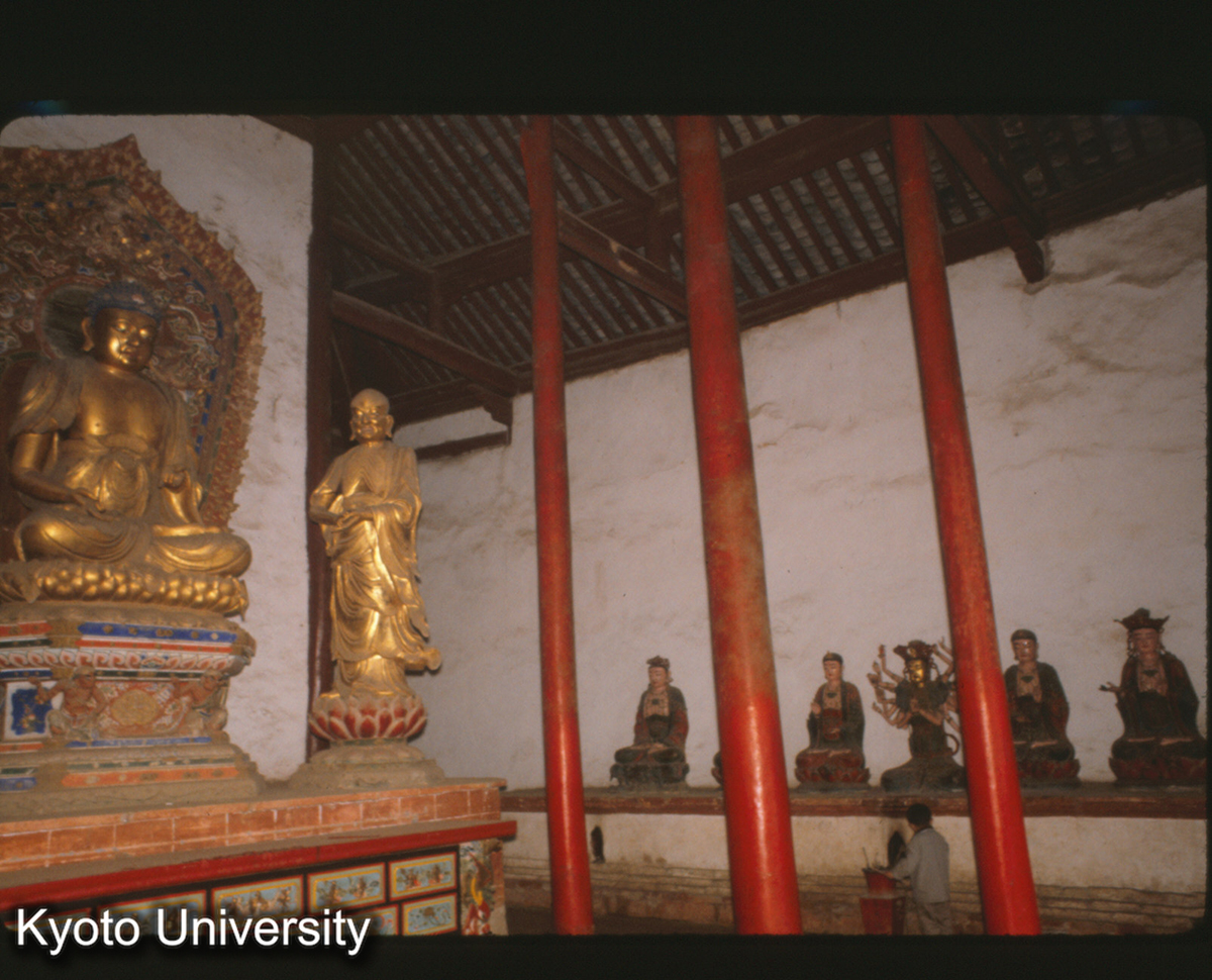 97-27_昆明 太華寺大雄宝殿 内部 (1)