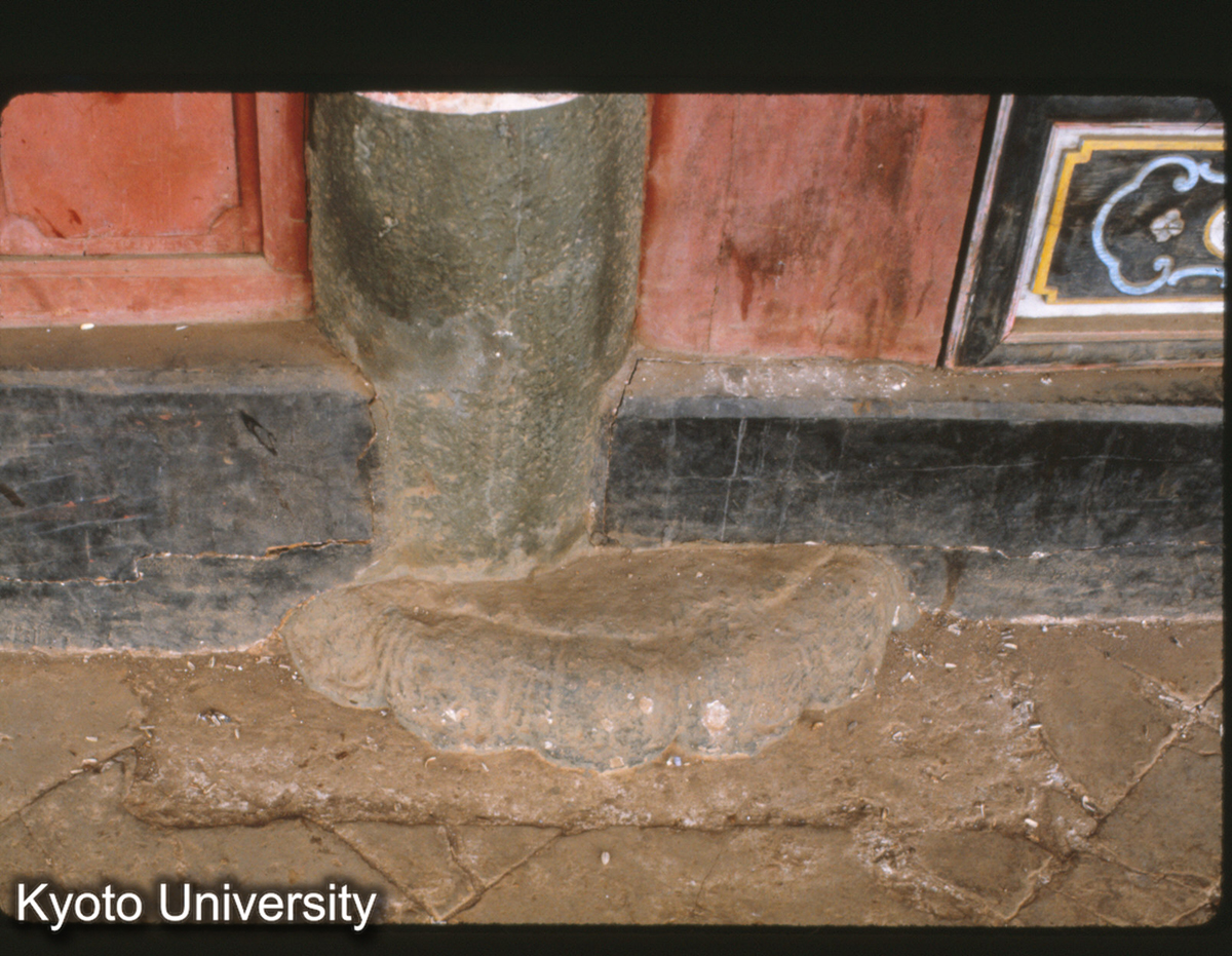 98-5_昆明 西山太華寺大悲宝閣 柱礎のズレ（清重建時）礎は明代 (1)