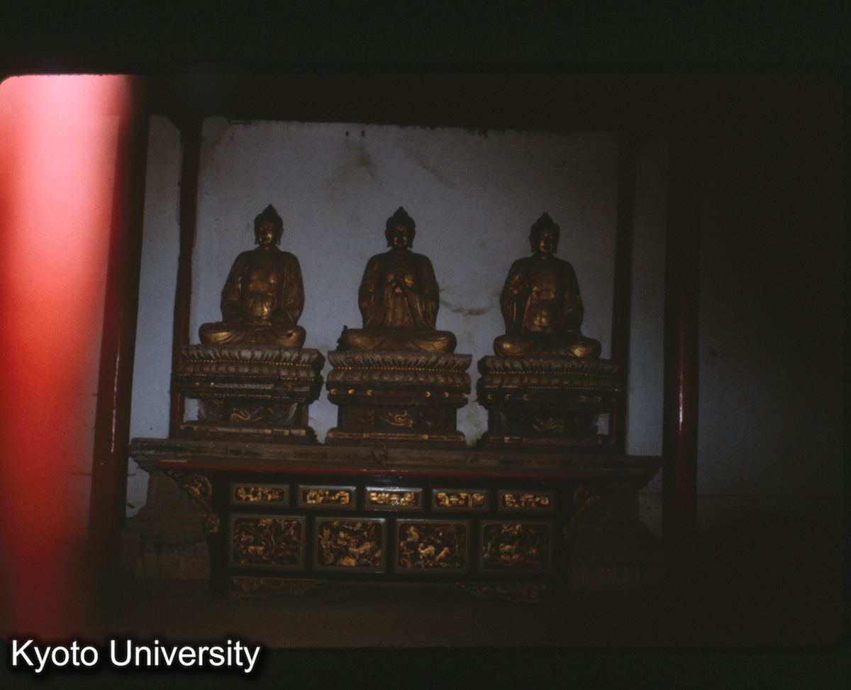 98-7_昆明 西山太華寺大悲宝閣 釈迦三尊 (1)