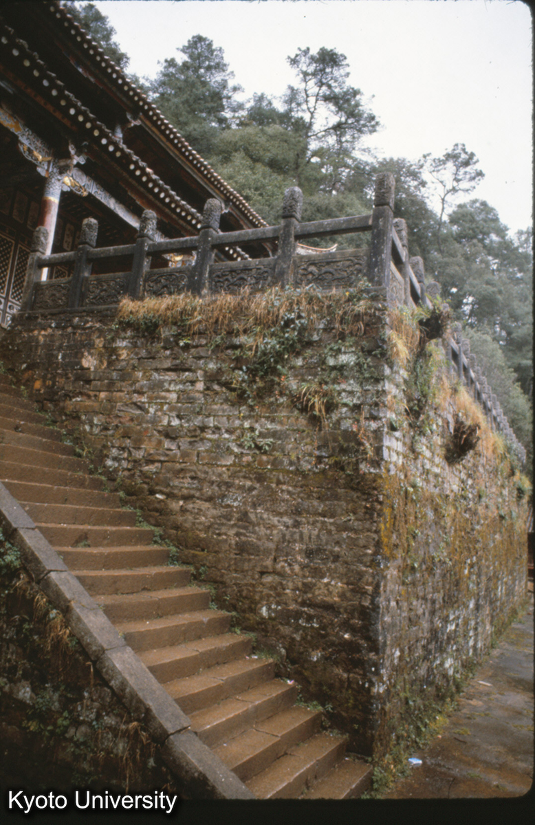 98-8_昆明 西山太華寺大悲宝閣 月台 (1)