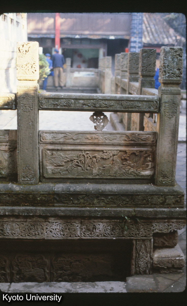 98-29_昆明 金殿 石欄 (1)