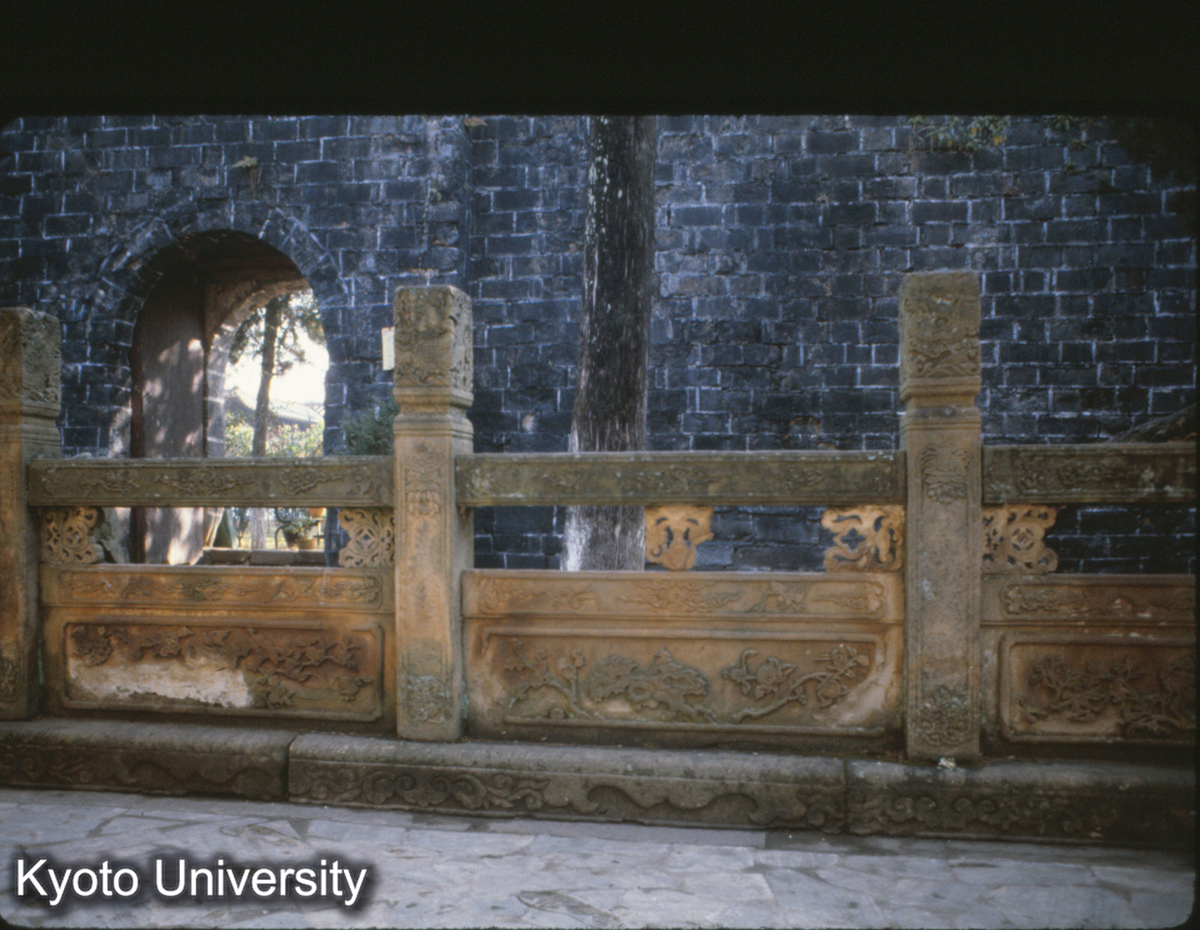 98-33_昆明 金殿 石欄 (1)