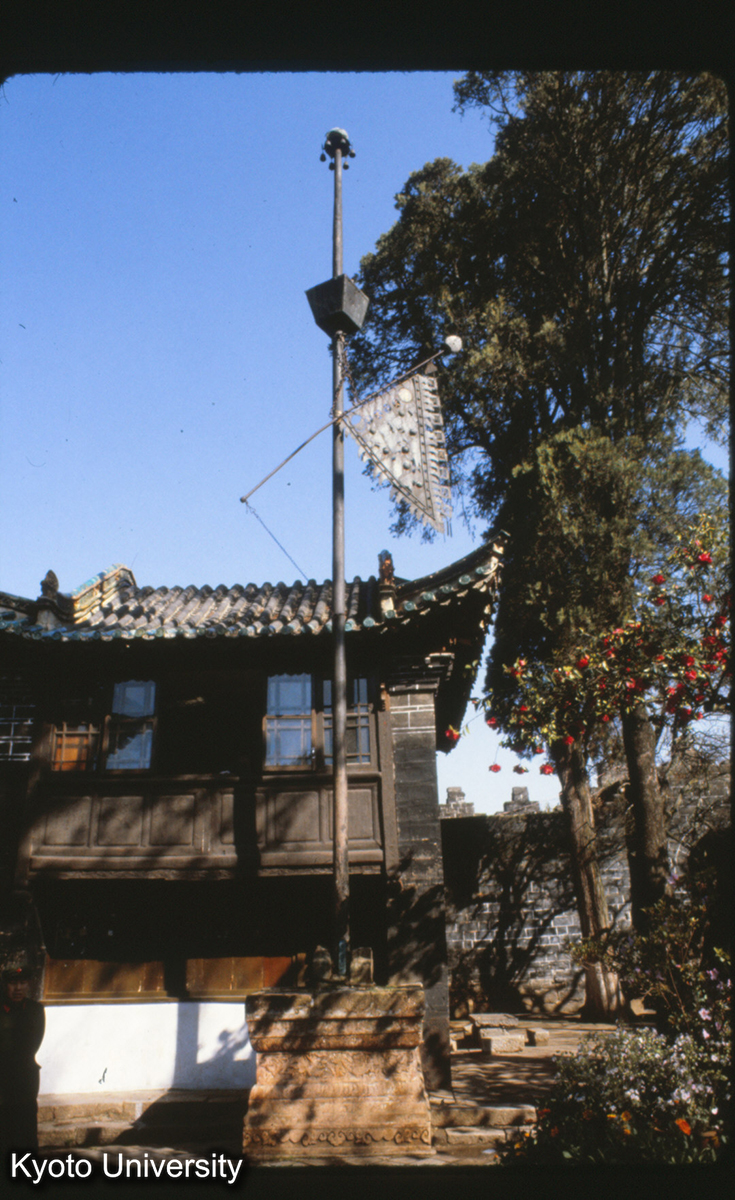 99-4_昆明 金殿 旗杆・七星旗 (1)