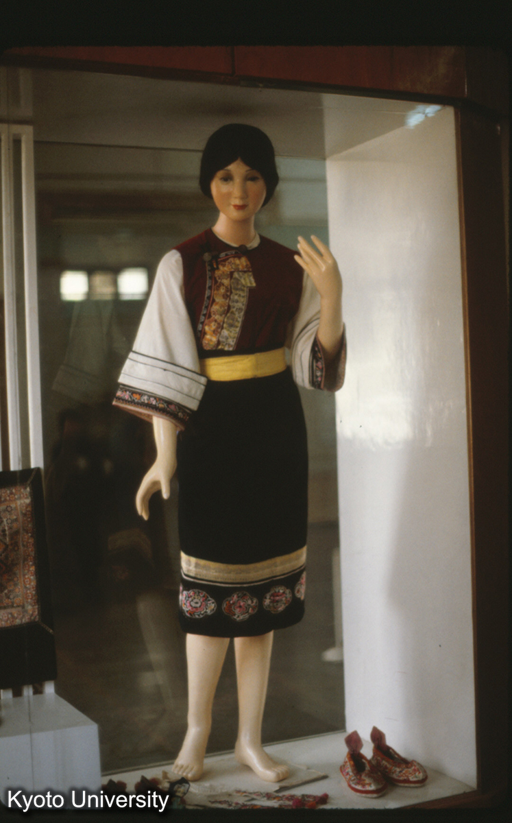 99-23_ペー族衣裳（雲南省博物館） (1)