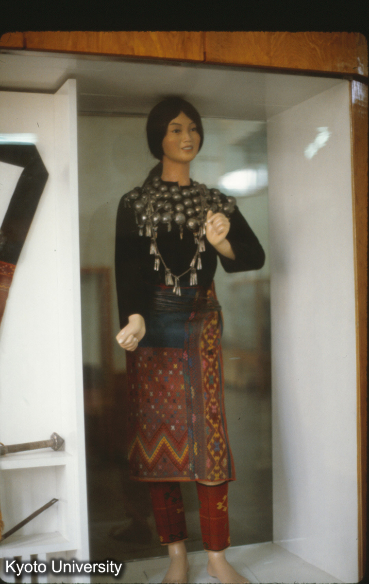 99-24_チンポー族衣裳（雲南省博物館） (1)