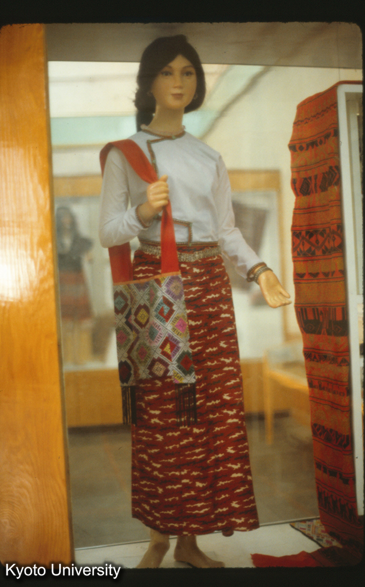 99-26_タイ族衣裳（雲南省博物館） (1)