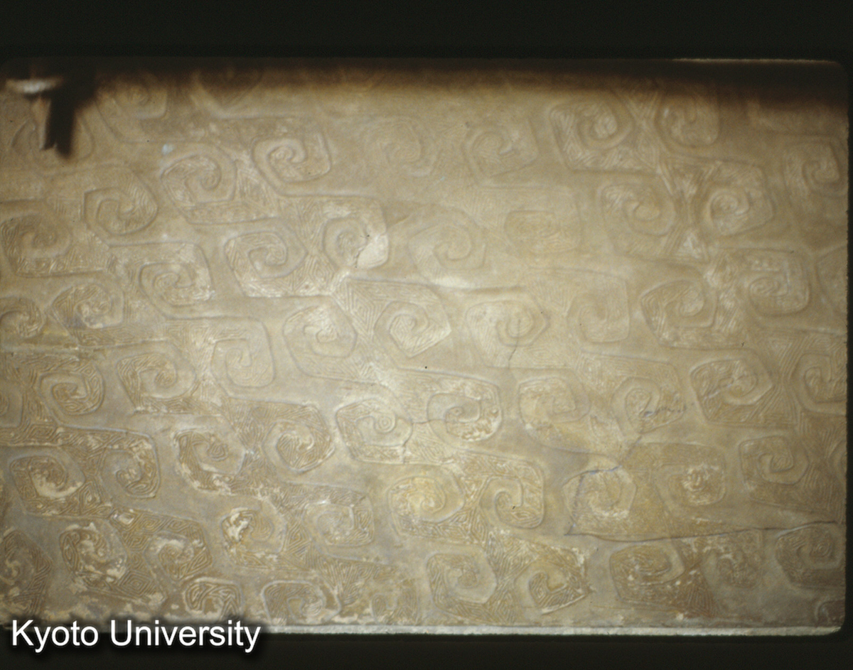 100-19_銅棺（祥雲大波那・戦国） 壁面線彫 (1)