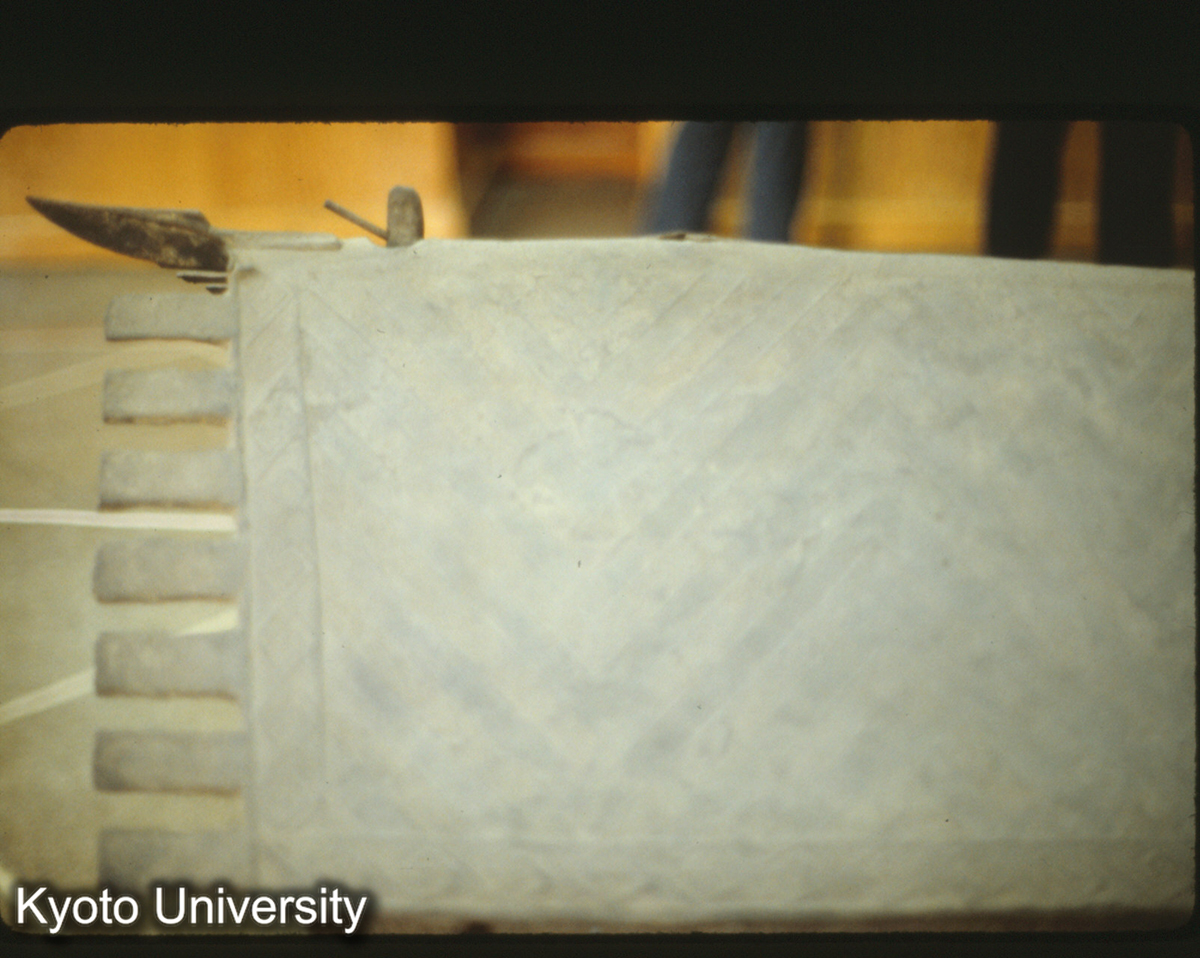 100-20_銅棺（祥雲大波那・戦国） 屋面 アジロ様線彫 (1)